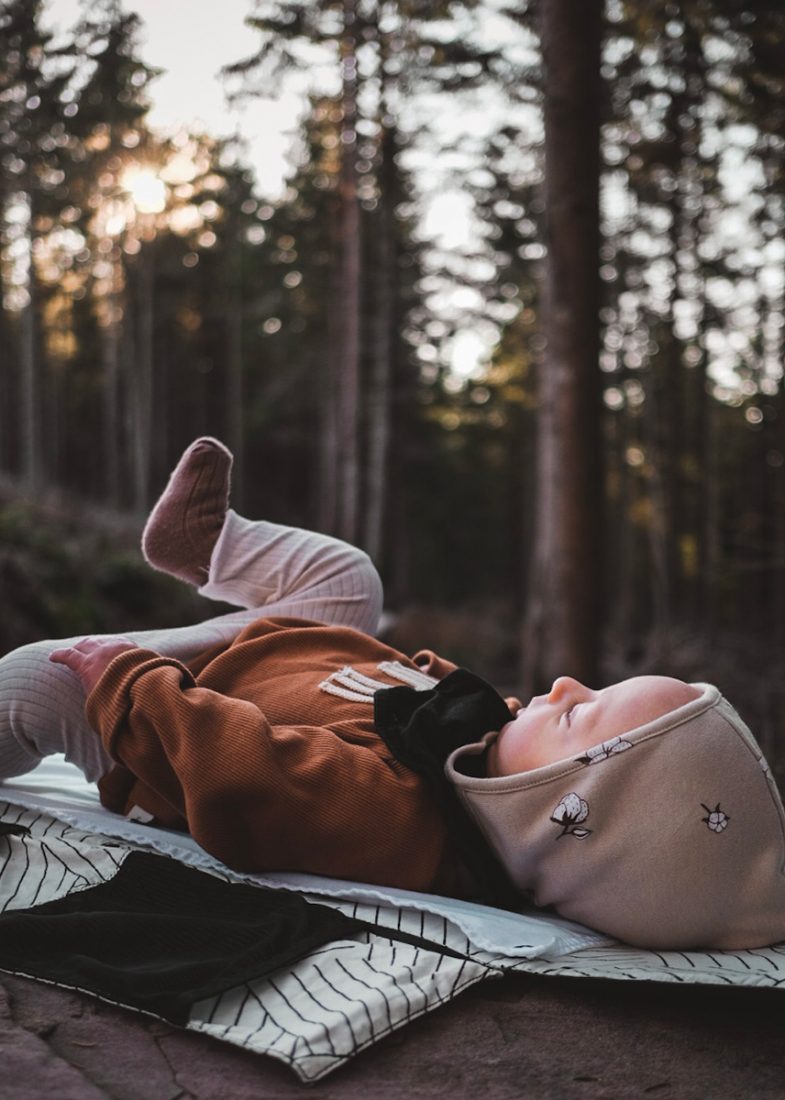 Bébé sur matelas à langer dans foret.