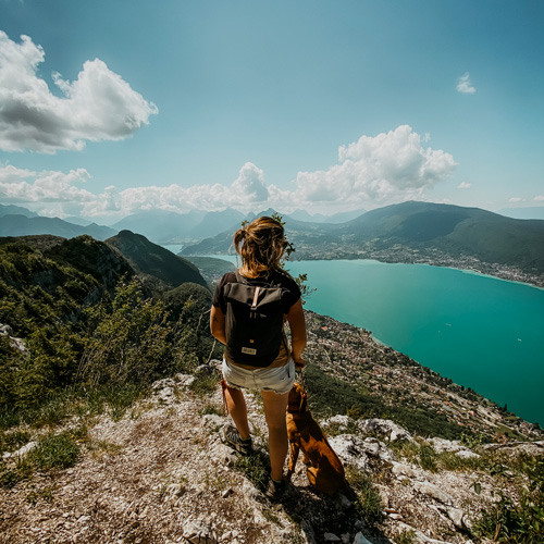 Jeune femme en sac à dos au dessus du lac d'Annecy.