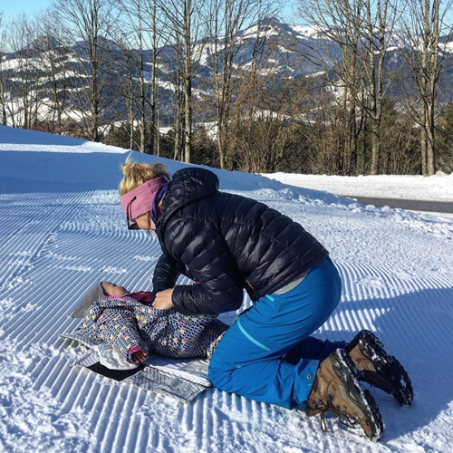 Changer bébé sur la neige Matelas langer nomade et isolant Alpenbaby