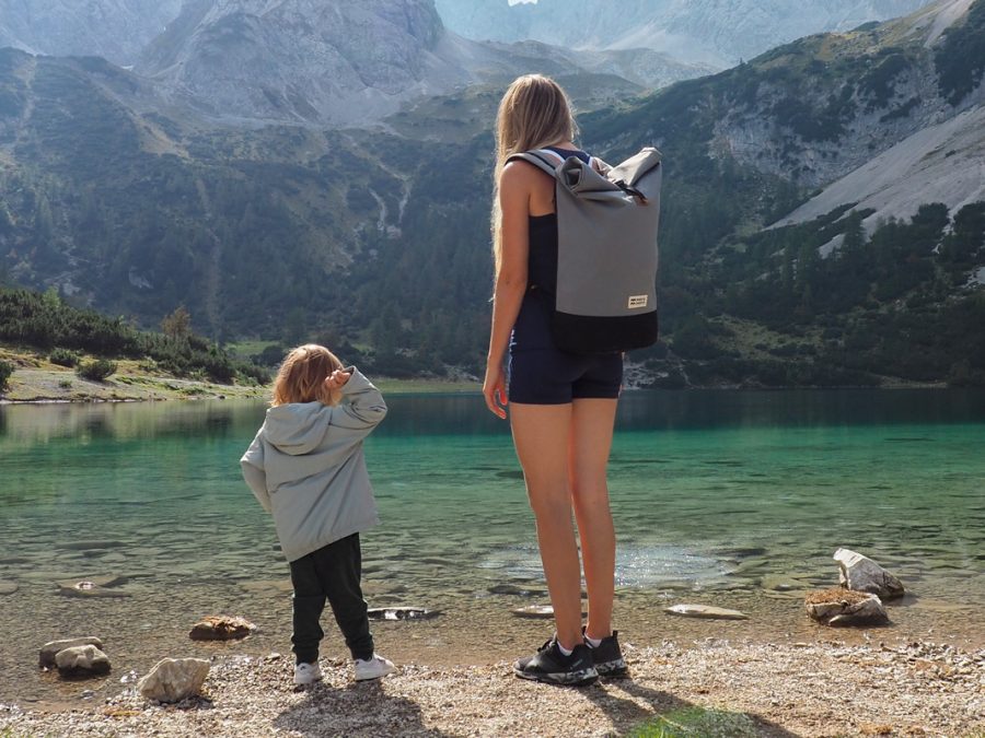 Nikki rando en famille devant un lac de montagne