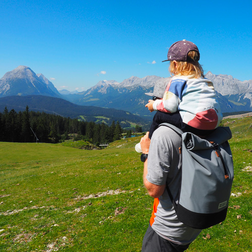 Papa et son fils, sac à dos MeroMero casquette, parents actifs