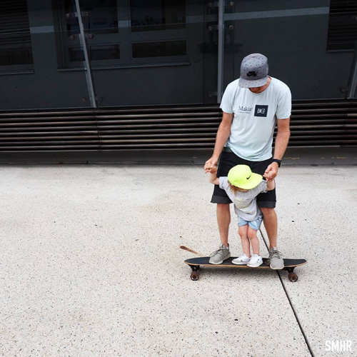 Papa et son fils, skate casquette, parents actifs